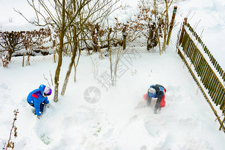 两兄弟在他们家附近玩雪球背景图片