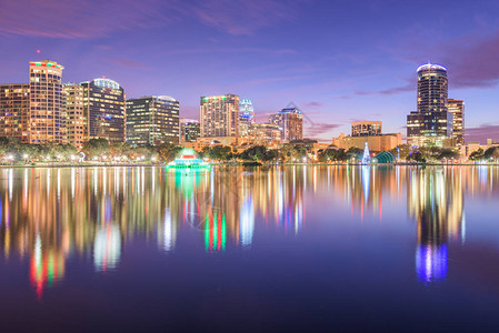 奥兰多佛罗里达州美国市中心的天线从黄昏图片