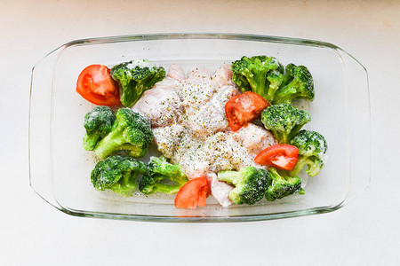 生火鸡配蔬菜在烤盘上花椰菜花椰菜在玻璃烤盘上放生火鸡背景图片