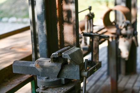 铁匠的夹具旧工作台上的金属夹具Vi背景图片