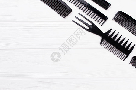 白色背景上的一套理发梳子专业的理发工具图片