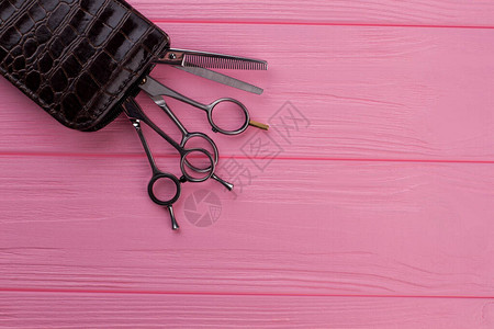 粉红色背景的专业理发剪刀图片
