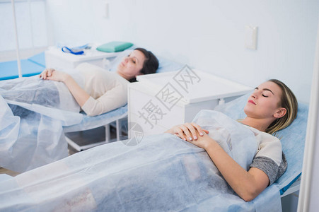 两名女病人躺在病房医院的床上图片