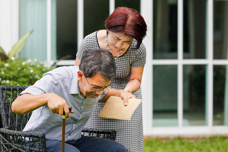 肌营养不良症妻子拥有高级成年乡背景