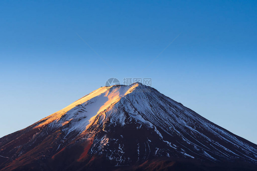 富士山火口峰在早晨被雪覆盖着美丽的阳光图片