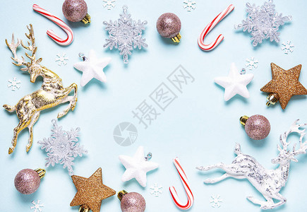 圣诞作文柔和的蓝色背景上的银色和装饰圣诞节冬天的概念平躺顶视图片
