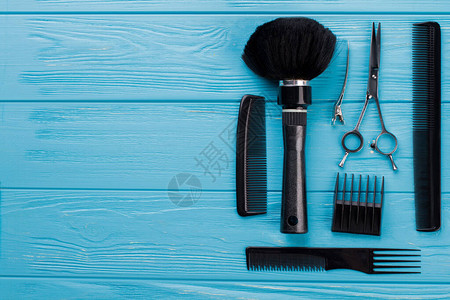 专业理发师设置于蓝木背景理发店的理发工图片