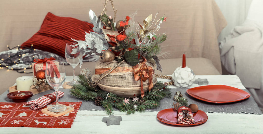 在里装饰得很漂亮的圣诞餐桌上面是节日装饰品节的概图片