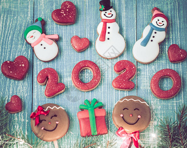 新年的姜饼节在木制背景上假图片
