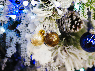 用玩具装饰的白色圣诞树圣诞节和新年用礼物和新图片