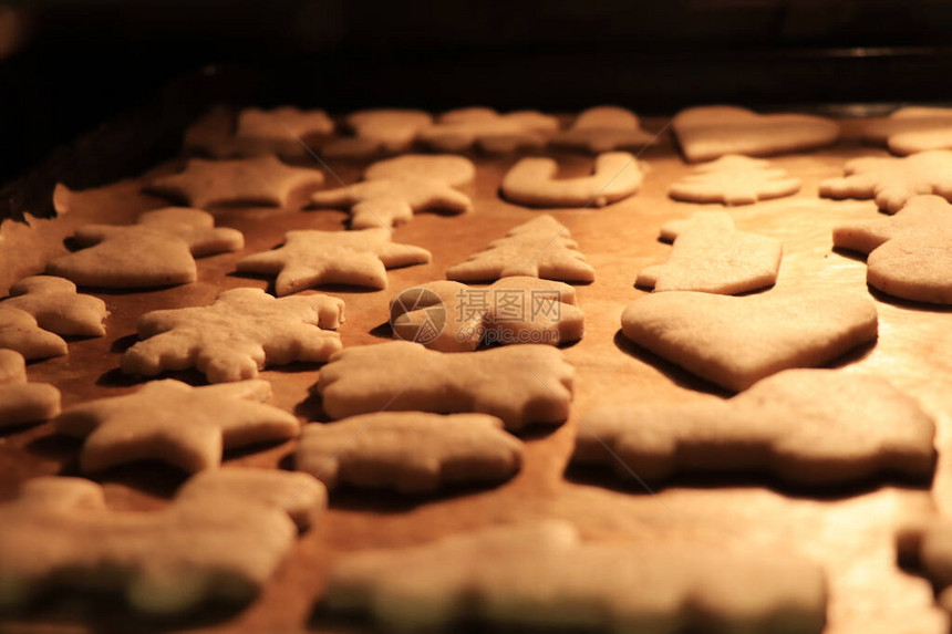 圣诞树汽车星和其他烤箱为世界上最大和著名的节日烘焙圣诞饼干人幸福和冬图片
