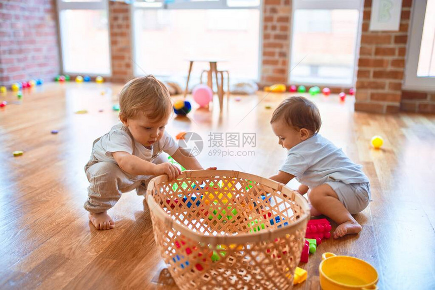 美丽的幼儿们在幼儿园玩很多玩图片