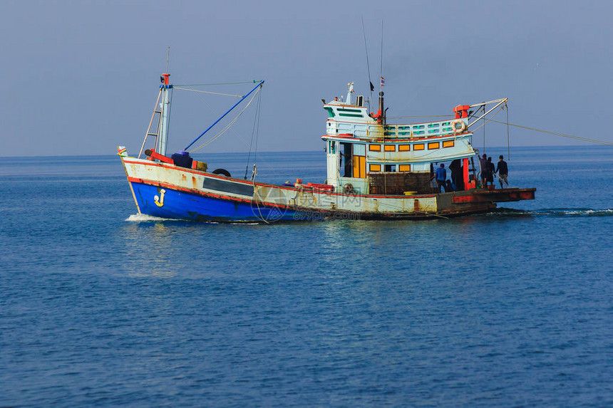 泰国海上渔船泰国渔船在海中寻找鱼图片