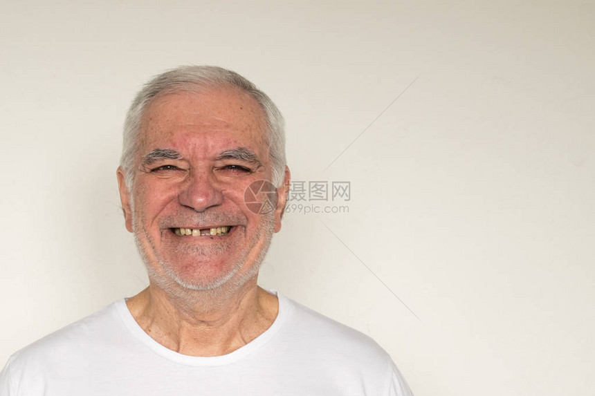 高年长老人面部特格缺少牙的微笑适图片