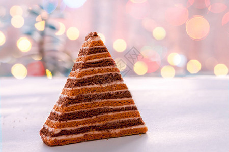 家制圣诞树形状的蜂蜜泡芙棕色和橙饼干蛋糕图片