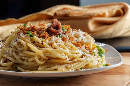 意大利面mollicata意大利面配包屑帕尔马干酪和凤尾图片