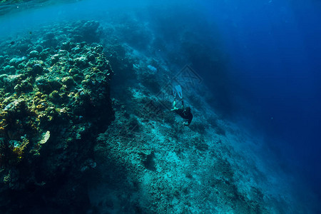 自由潜水员潜入深海图片