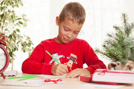 小男孩写了一封信给圣诞老人有关圣诞节礼背景图片