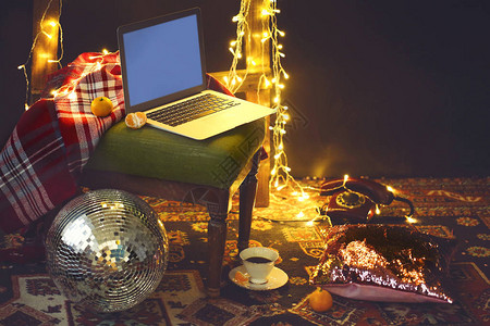 新年前夕或圣诞节仍然有旧电话迪斯科舞会笔记本咖啡蜡烛和毯图片
