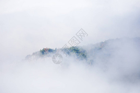 云中山岳雾中美丽的山地风景云图片