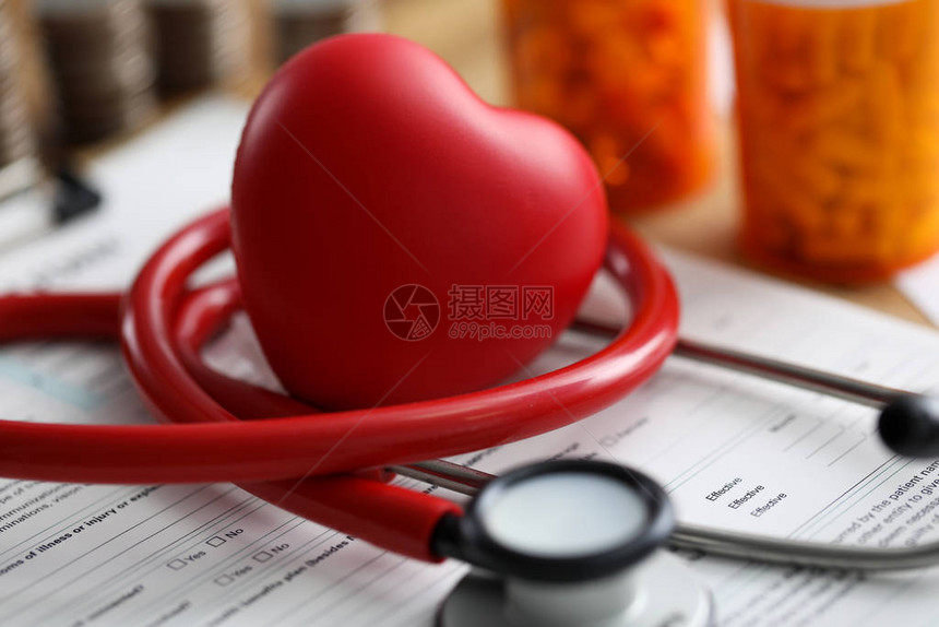 医疗保险索赔中医学听诊镜和红心形的近距离检查卫生保健和心脏病概念配有药丸的罐图片