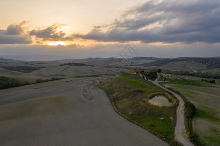 托斯卡纳日落期间乡村景观的鸟瞰图图片