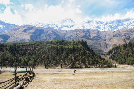 尼泊尔喜马拉雅山脉的美丽自然景观图片