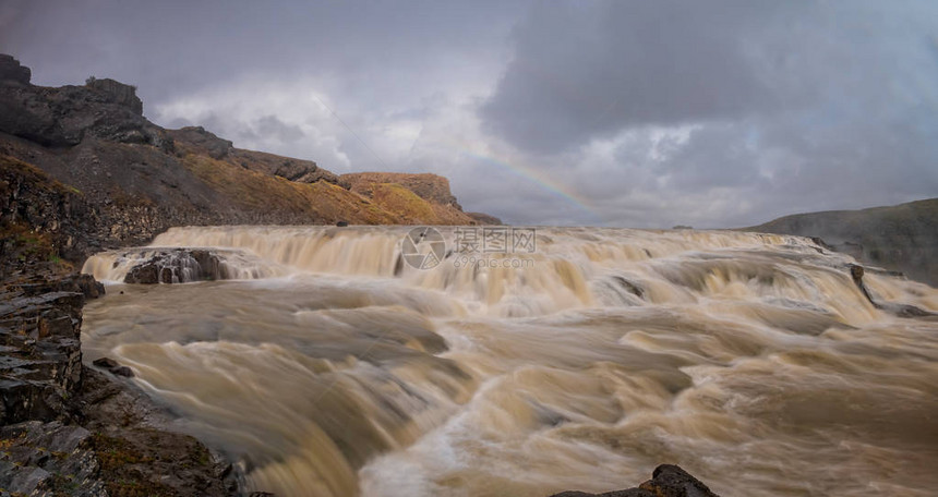 冰岛有惊人的古尔弗斯瀑布和彩虹图片
