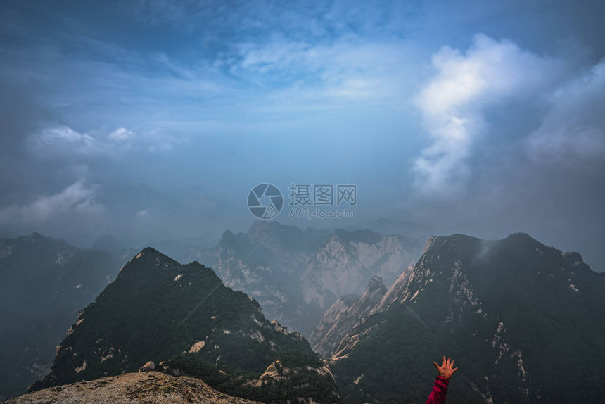 从陕西省著名旅游胜地华山西峰顶上图片