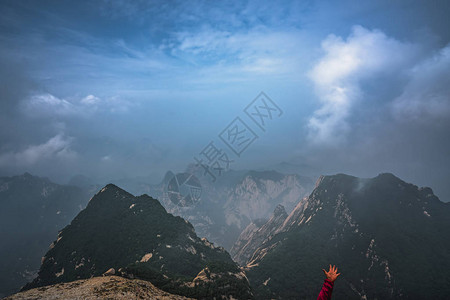 从陕西省著名旅游胜地华山西峰顶上背景图片