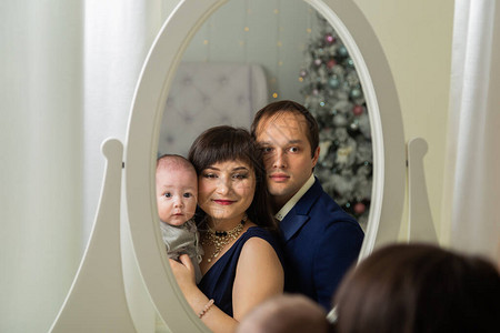 新年前夕3个美丽的幸福家庭圣诞会议图片