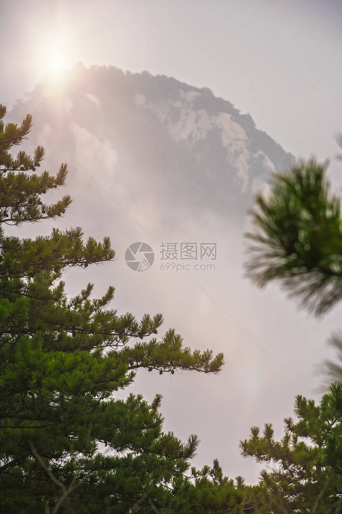 从陕西省著名旅游胜地华山鼓舞人心神圣而雄伟的南峰山顶的小径上看图片