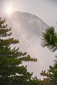从陕西省著名旅游胜地华山鼓舞人心神圣而雄伟的南峰山顶的小径上看背景图片