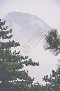 从陕西省著名旅游胜地华山北峰顶的小路上看雾气笼罩的山峰背景图片
