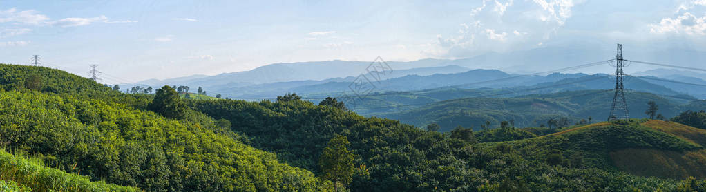 高压电站高压塔和森林山丘的全图片