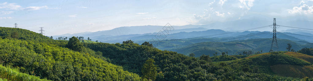 高压电站高压塔和森林山丘的全图片