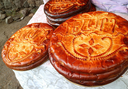 亚美尼亚Geghard修道院出售的亚美尼亚传统甜面包背景图片