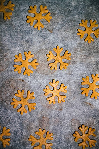 姜饼曲奇切成雪花的形式图片