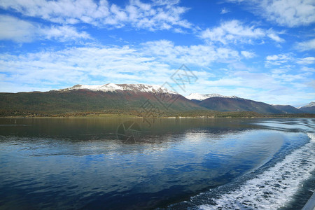 在阿根廷巴塔哥尼亚Beagle海峡游轮巡航比格尔海峡的船尾处弯图片