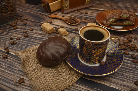 一杯咖啡巧克力棉花糖咖啡豆木本底的棕色图片