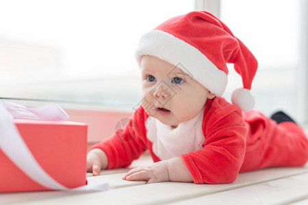 美丽的小宝贝庆祝圣诞节假期婴儿穿着圣诞服装图片