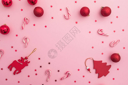 圣诞或新年框架组成玩具糖果甘蔗和粉红色的彩色面团平躺着图片