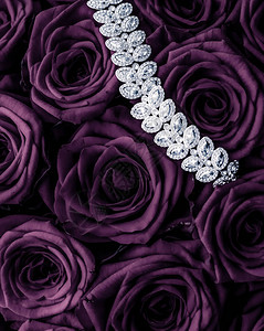 奢华品牌魅力时尚和精品购物理念奢华钻石珠宝手链和紫玫瑰花情人节爱情礼物和珠宝品牌背景图片