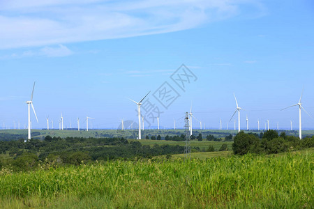 草原上的风力发电塔图片