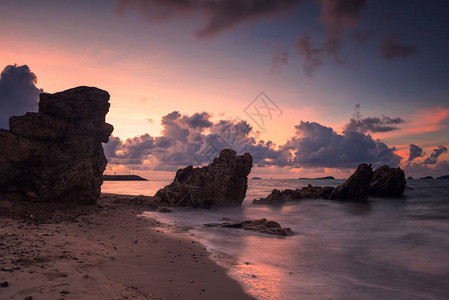 黎明时分海景风与自然石拱图片