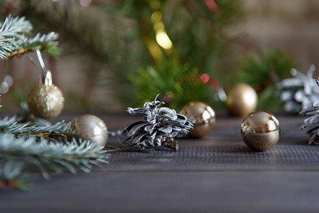 圣诞木板上的装饰品圣诞松果和的圣图片