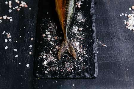 黑盘上的烟熏鲭鱼图片