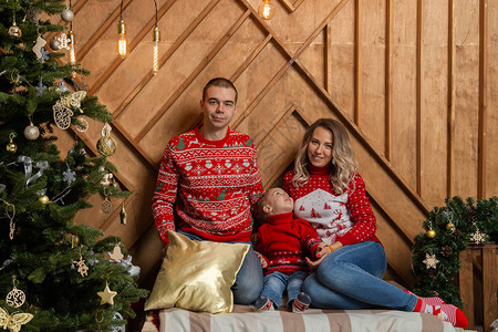 装饰品中三口的美丽幸福家庭圣诞快乐图片