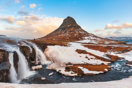 冰岛有瀑布的名山图片
