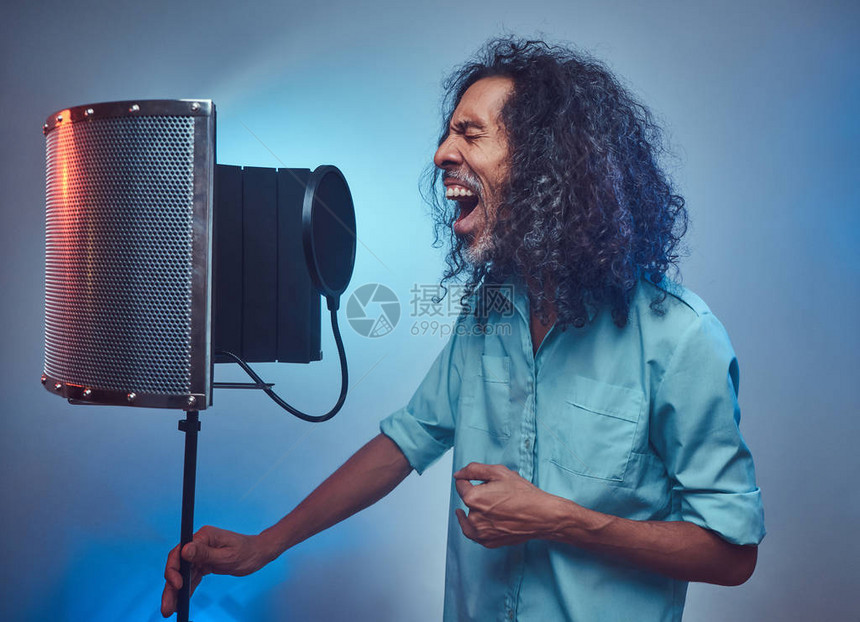 非洲声乐艺术家在麦克风冷凝器旁边大声唱一首歌图片